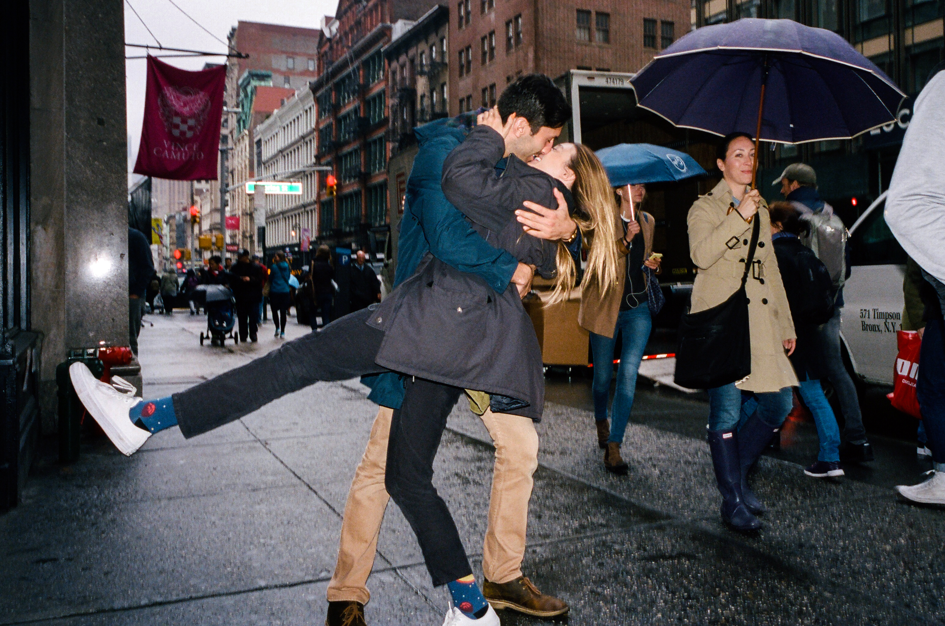 laura-perlongo-and-nev-schulman-kiss-in-the-rain