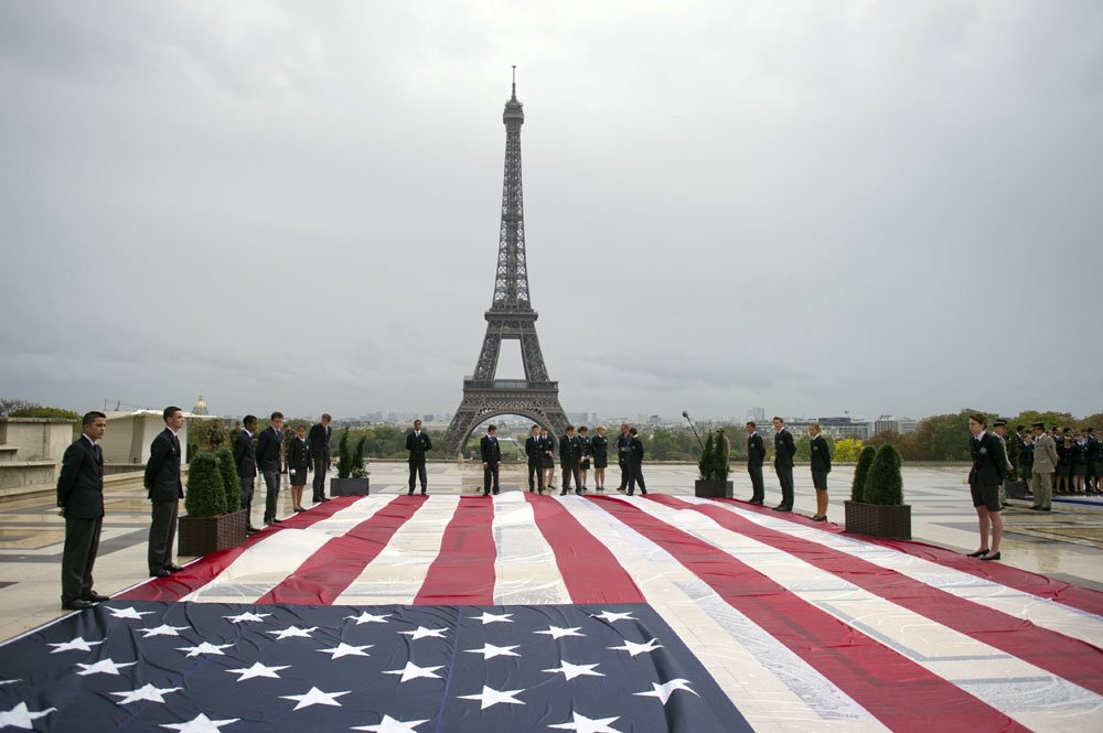 French-honor-American-flag-after-911-attacks