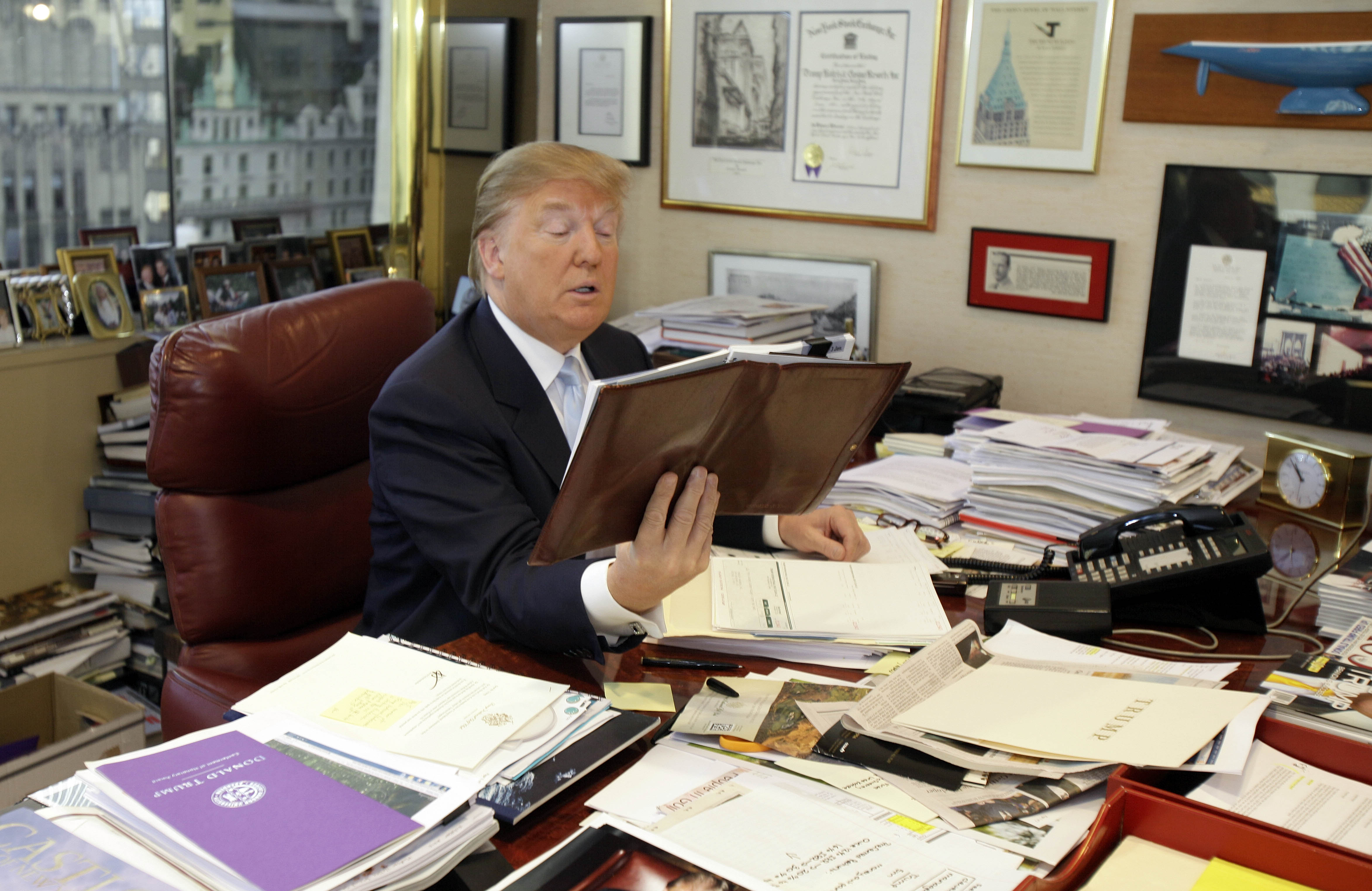 Donald Trump messy desk