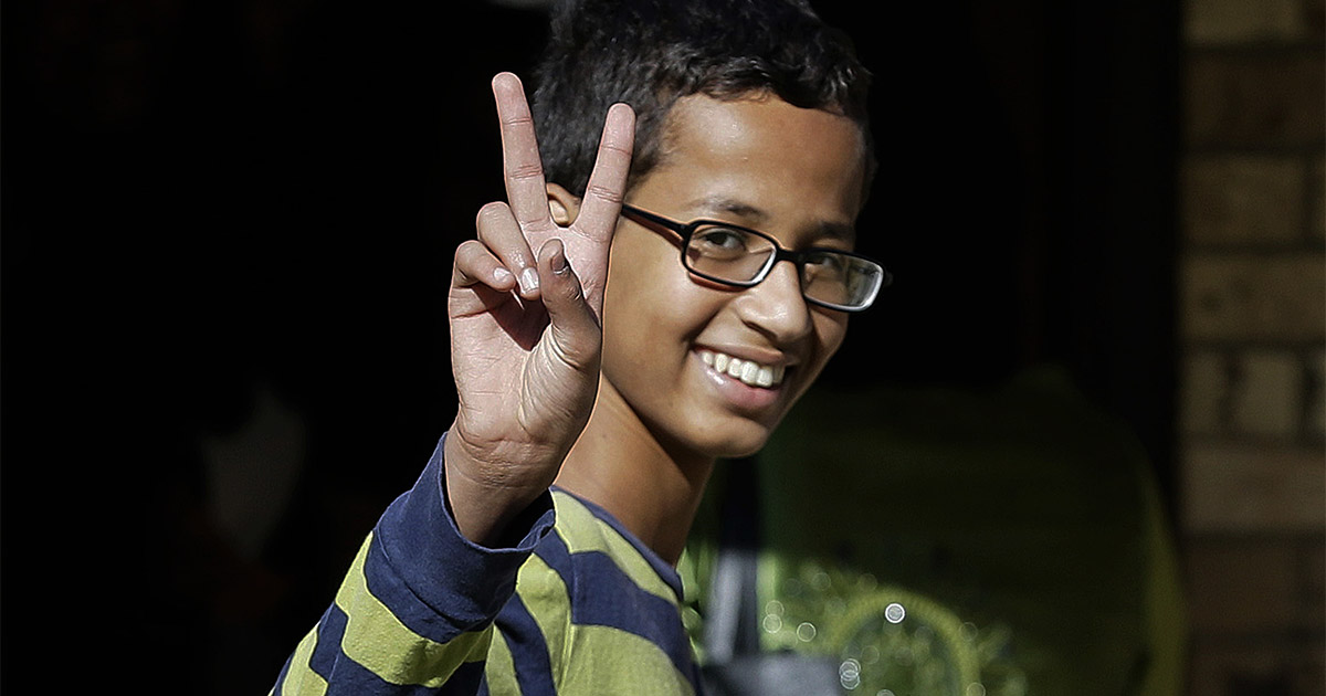 ahmed-mohamed-showing-a-peace-sign 