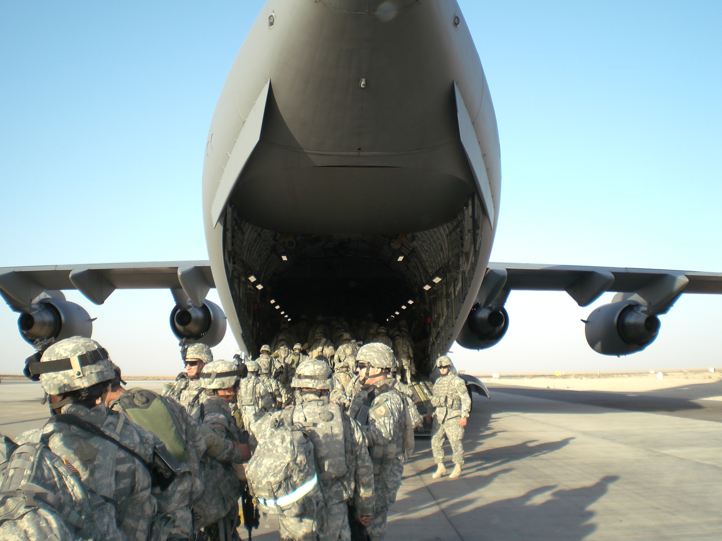 U.S. Army soldiers board a plane to Iraq.