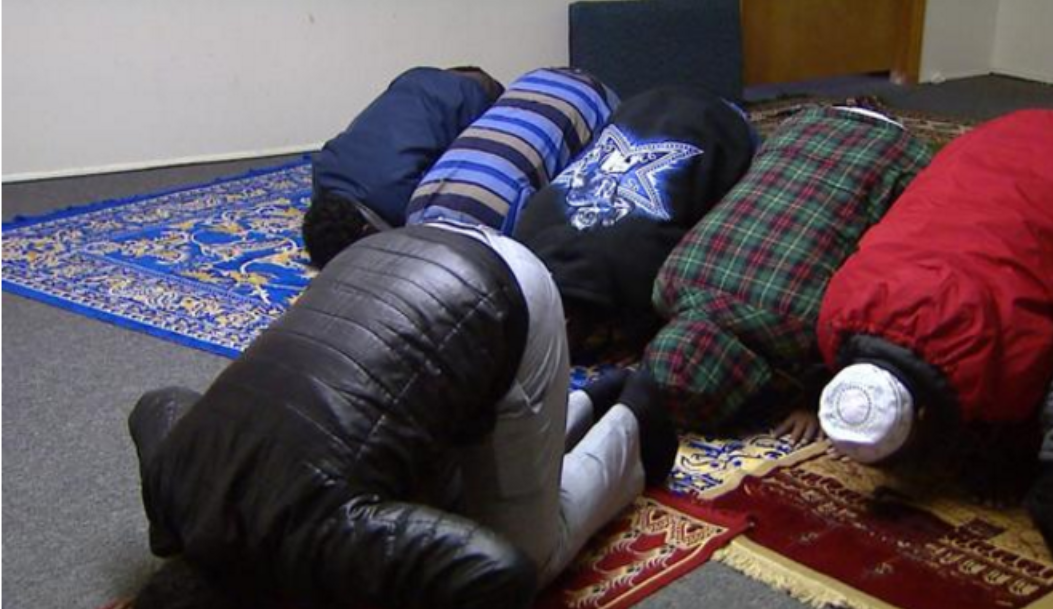 Somali Muslims praying