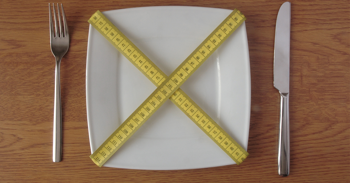 table-setting-with-measuring-tape