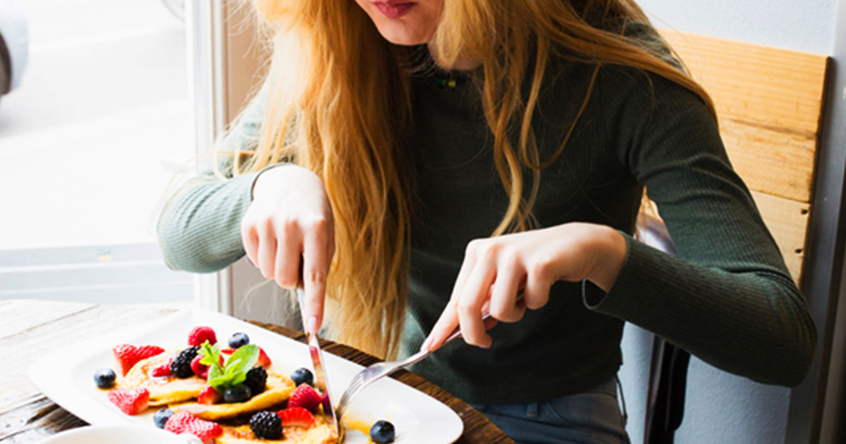 woman-eating-breakfast