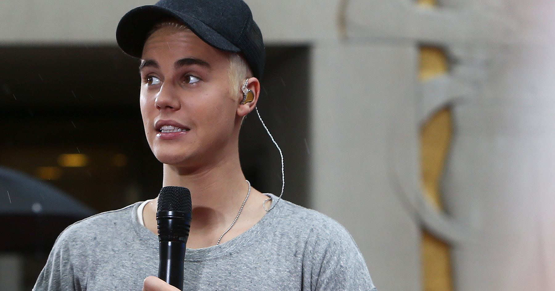 justin-bieber-with-microphone