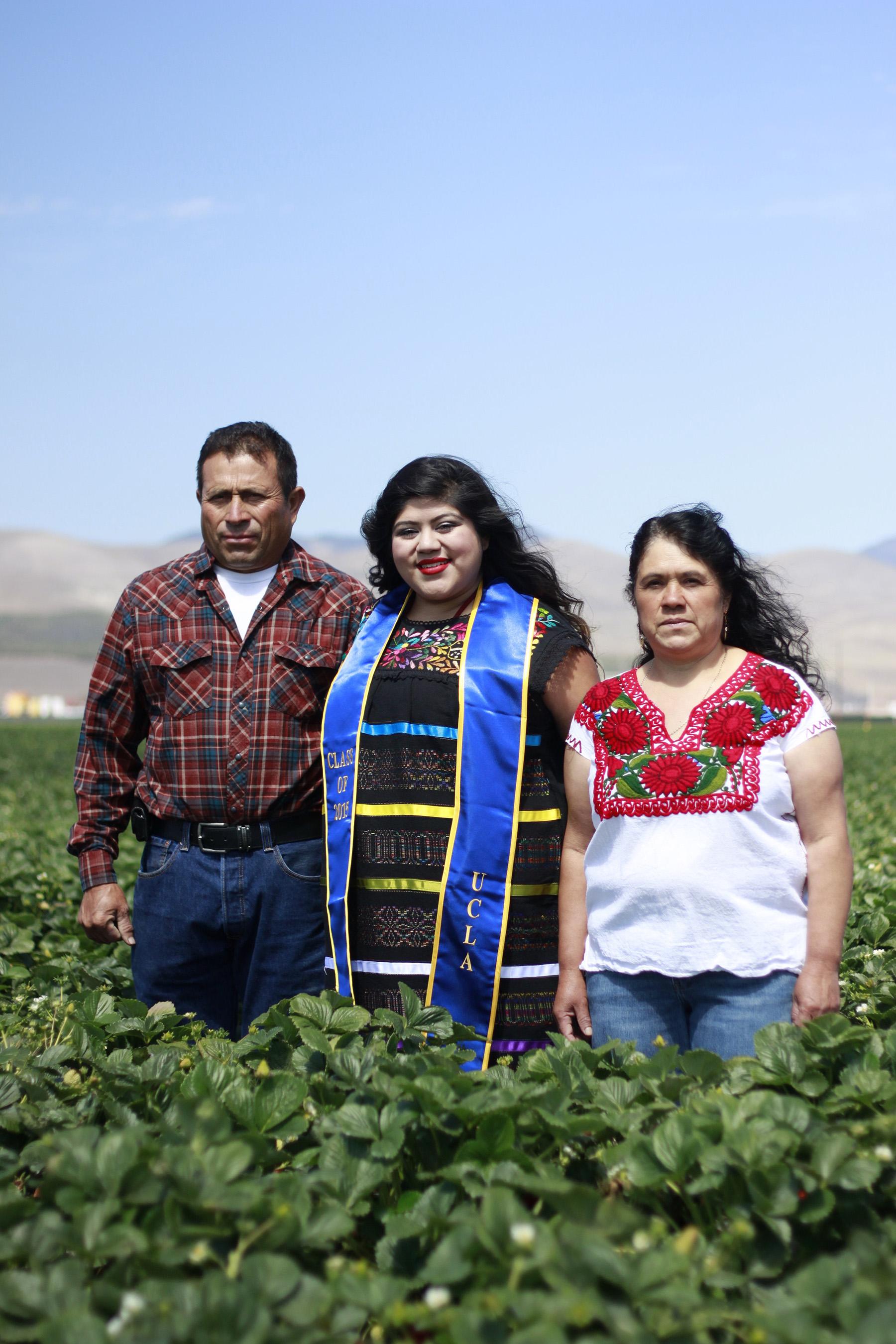 eunice-gonzalez-ucla-grad-with-parents