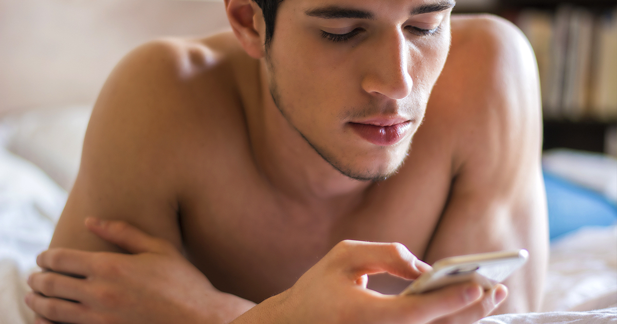 man-sexting-in-bed