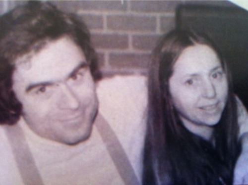 Picture of Ted Bundy with arm around girlfriend Elizabeth Kloepfer