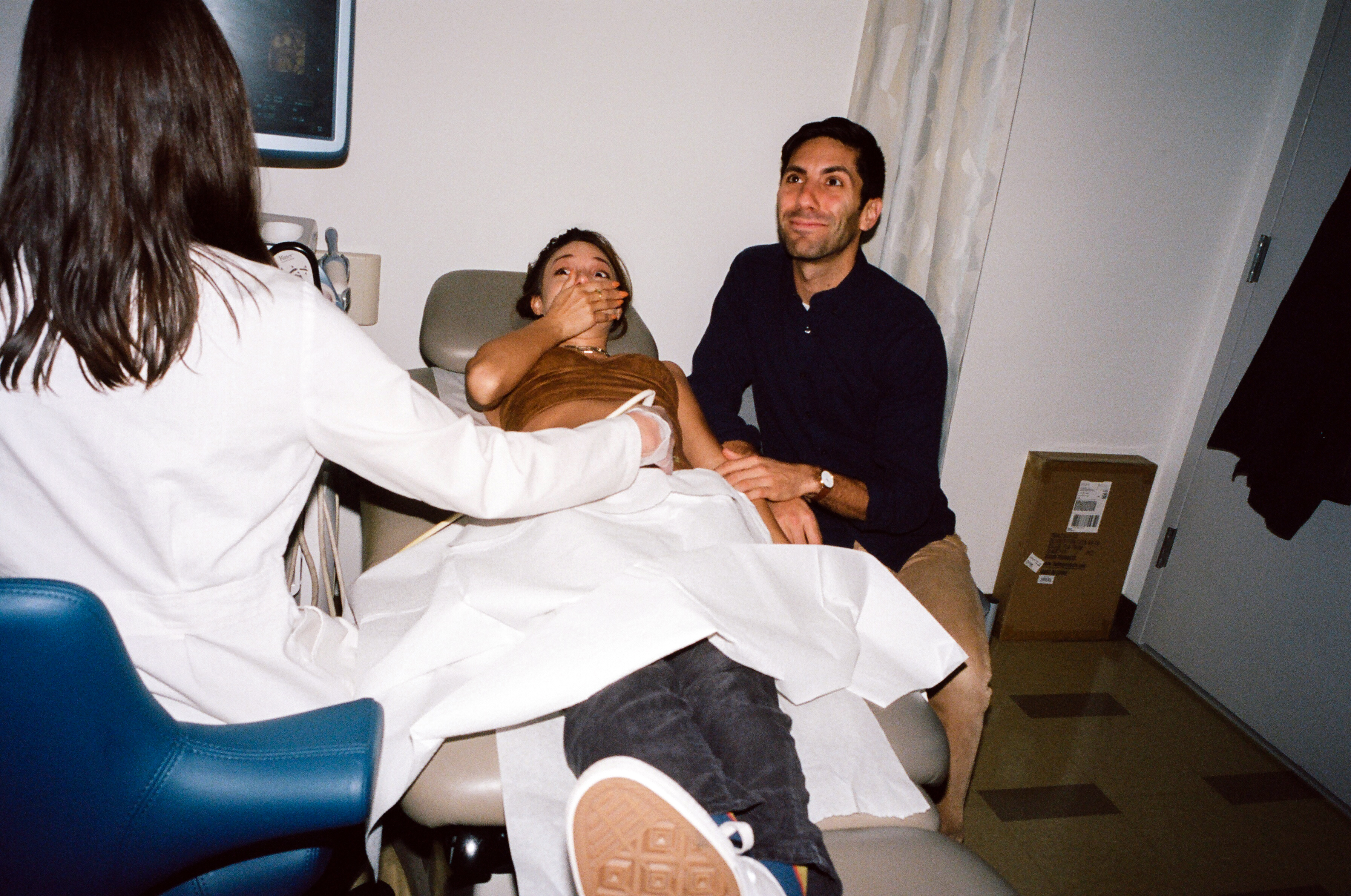 laura-perlongo-and-nev-schulman-visit-the-doctor