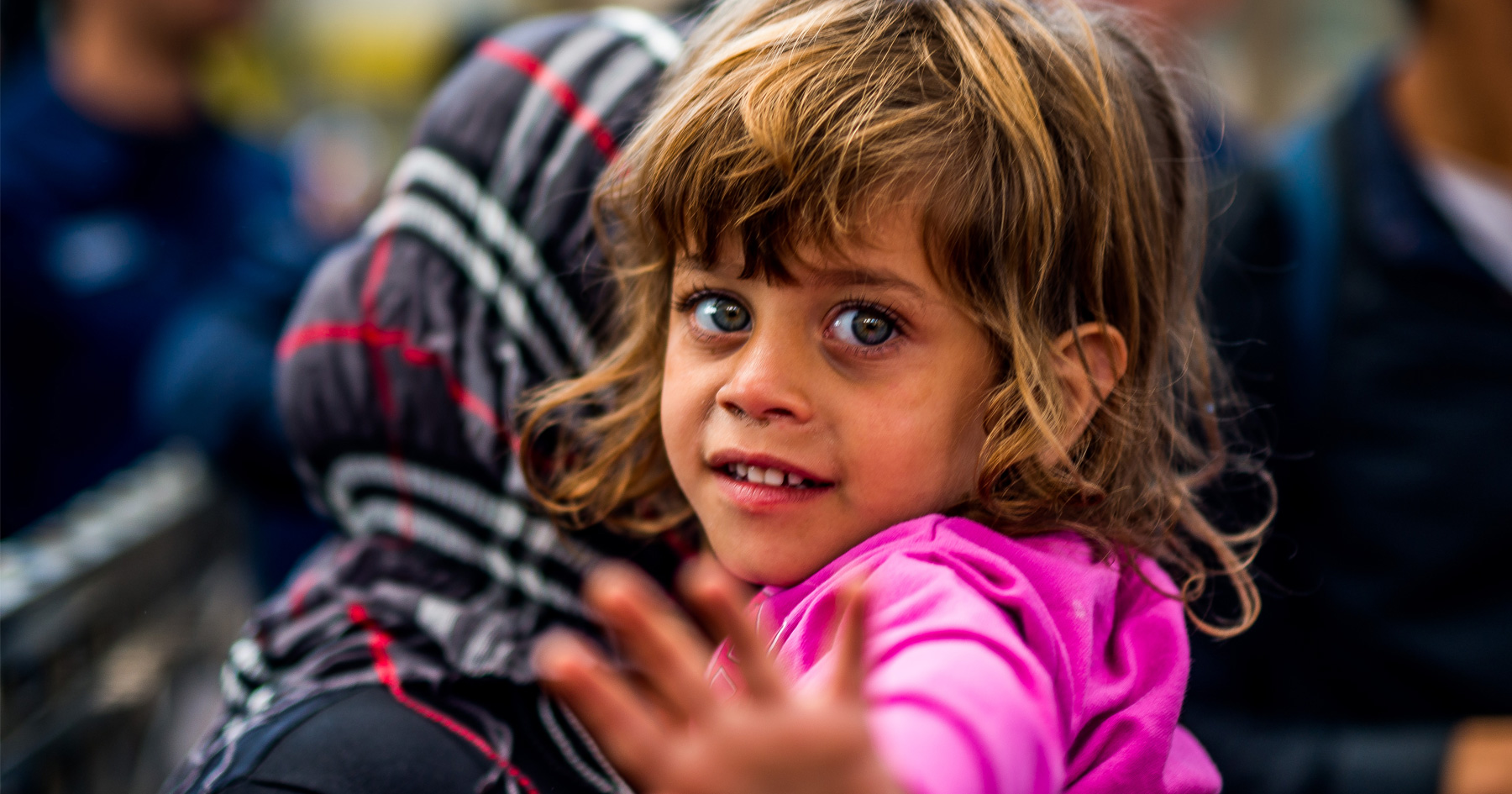 refugee-child-waving